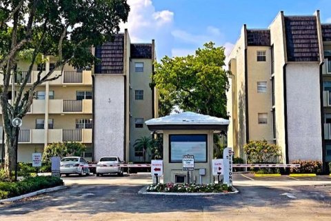 Condo in Lauderhill, Florida, 2 bedrooms  № 1692679 - photo 1