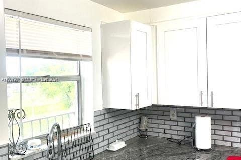 Condo in Lauderhill, Florida, 2 bedrooms  № 1692679 - photo 9