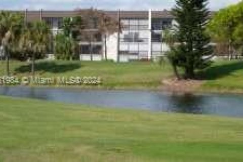 Condo in Lauderhill, Florida, 2 bedrooms  № 1692679 - photo 2