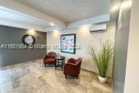 Condo in Lauderhill, Florida, 2 bedrooms  № 1692679 - photo 4
