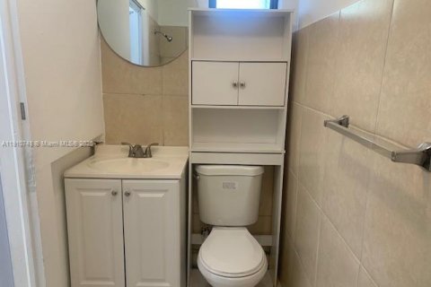 House in Hollywood, Florida 3 bedrooms, 80.55 sq.m. № 1966135 - photo 11