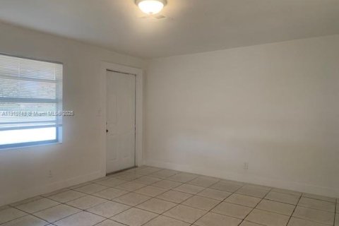 House in Hollywood, Florida 3 bedrooms, 80.55 sq.m. № 1966135 - photo 13