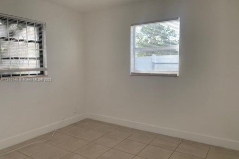 House in Hollywood, Florida 3 bedrooms, 80.55 sq.m. № 1966135 - photo 8