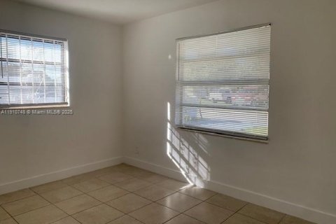 House in Hollywood, Florida 3 bedrooms, 80.55 sq.m. № 1966135 - photo 9