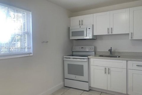 House in Hollywood, Florida 3 bedrooms, 80.55 sq.m. № 1966135 - photo 7