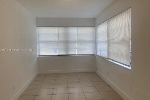 House in Hollywood, Florida 3 bedrooms, 80.55 sq.m. № 1966135 - photo 12