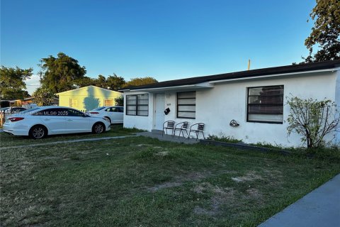House in Hollywood, Florida 3 bedrooms, 80.55 sq.m. № 1966135 - photo 5