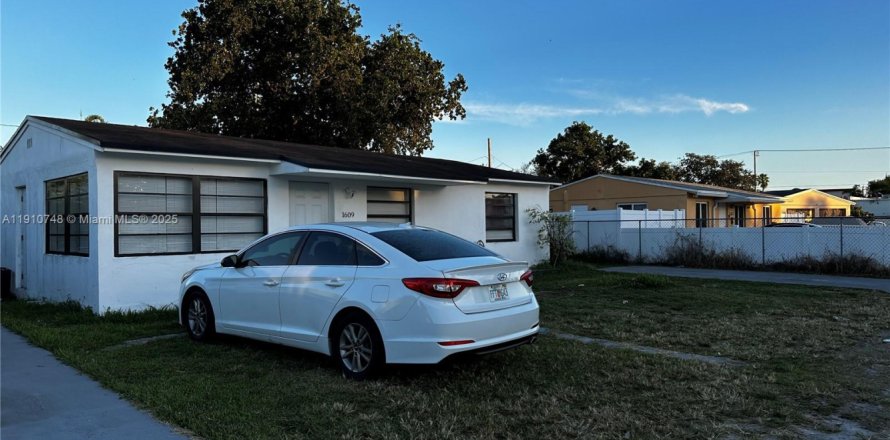 House in Hollywood, Florida 3 bedrooms, 80.55 sq.m. № 1966135