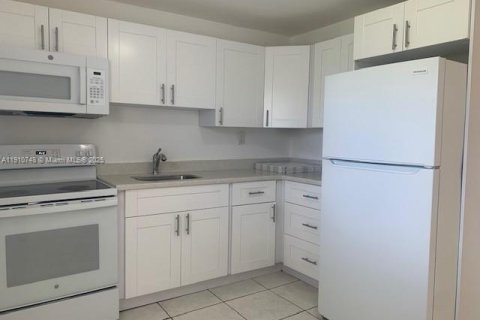 House in Hollywood, Florida 3 bedrooms, 80.55 sq.m. № 1966135 - photo 6