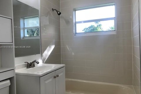 House in Hollywood, Florida 3 bedrooms, 80.55 sq.m. № 1966135 - photo 10