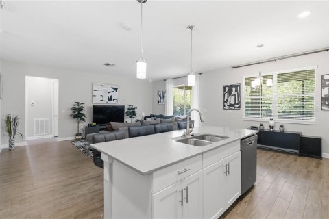 House in Davenport, Florida 4 bedrooms, 239.41 sq.m. № 2132452 - photo 11