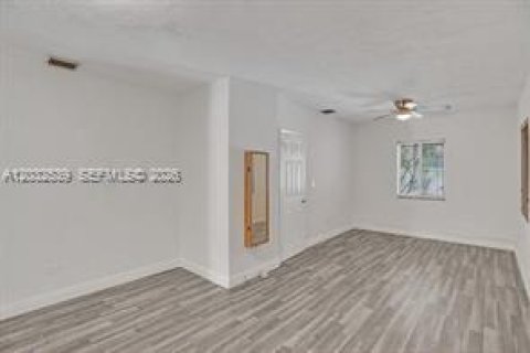 Villa ou maison à louer à North Miami Beach, Floride: 5 chambres, 197.7 m2 № 2146524 - photo 24