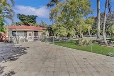 Villa ou maison à louer à North Miami Beach, Floride: 5 chambres, 197.7 m2 № 2146524 - photo 2