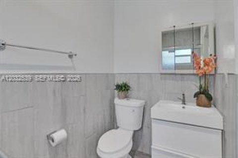 Villa ou maison à louer à North Miami Beach, Floride: 5 chambres, 197.7 m2 № 2146524 - photo 21