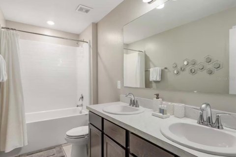 Townhouse in Kissimmee, Florida 3 bedrooms, 163.69 sq.m. № 2379760 - photo 13