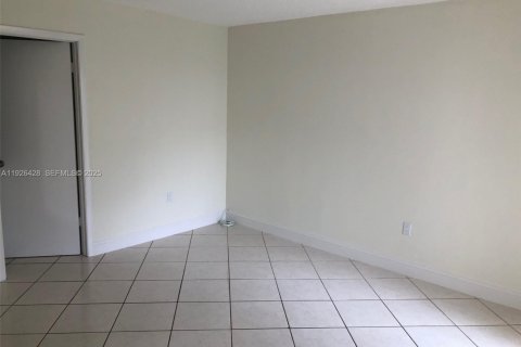 Villa ou maison à louer à Miami, Floride: 3 chambres, 153.85 m2 № 1986152 - photo 11