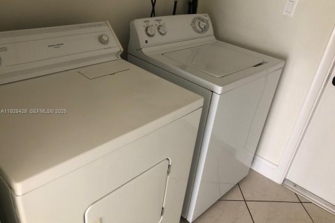 Villa ou maison à louer à Miami, Floride: 3 chambres, 153.85 m2 № 1986152 - photo 14