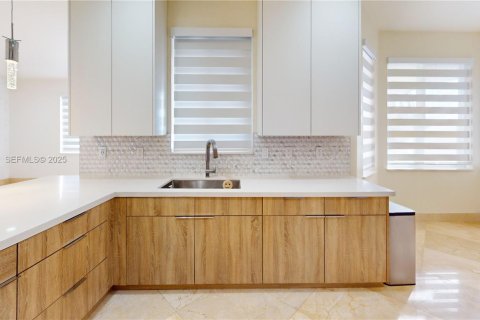 Casa en alquiler en Miami, Florida, 4 dormitorios, 279.82 m2 № 1986834 - foto 18