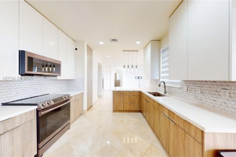 Casa en alquiler en Miami, Florida, 4 dormitorios, 279.82 m2 № 1986834 - foto 21