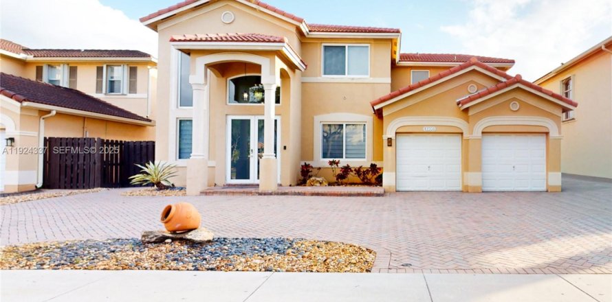 Casa en Miami, Florida 4 dormitorios, 279.82 m2 № 1986834