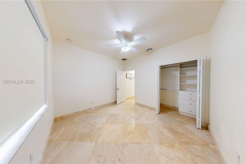 Casa en alquiler en Miami, Florida, 4 dormitorios, 279.82 m2 № 1986834 - foto 23