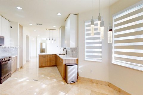 Casa en alquiler en Miami, Florida, 4 dormitorios, 279.82 m2 № 1986834 - foto 19