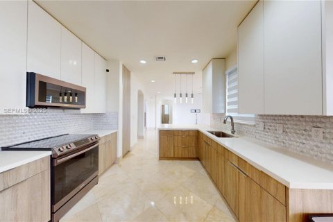 Casa en alquiler en Miami, Florida, 4 dormitorios, 279.82 m2 № 1986834 - foto 17