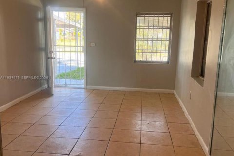Villa ou maison à vendre à Miami Gardens, Floride: 4 chambres, 162.95 m2 № 2152525 - photo 4