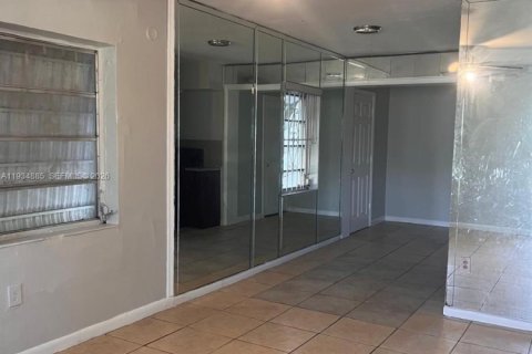 Villa ou maison à vendre à Miami Gardens, Floride: 4 chambres, 162.95 m2 № 2152525 - photo 3