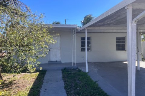 Villa ou maison à vendre à Miami Gardens, Floride: 4 chambres, 162.95 m2 № 2152525 - photo 2