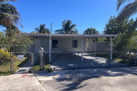 House in Miami Gardens, Florida 4 bedrooms, 162.95 sq.m. № 2152525