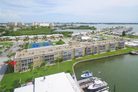 Condo in Saint Petersburg, Florida, 2 bedrooms № 2208002 - photo 3