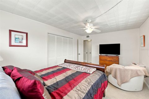 Condo in Saint Petersburg, Florida, 2 bedrooms № 2208002 - photo 23