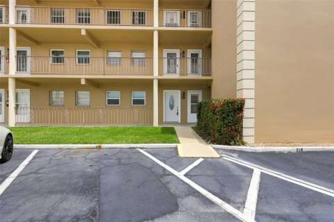 Condo in Saint Petersburg, Florida, 2 bedrooms № 2208002 - photo 28