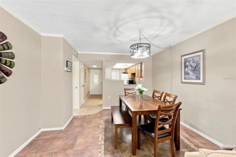 Condo in Saint Petersburg, Florida, 2 bedrooms № 2208002 - photo 18