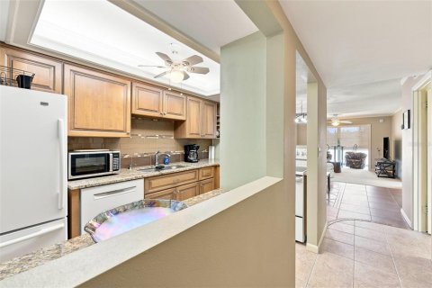 Condo in Saint Petersburg, Florida, 2 bedrooms № 2208002 - photo 9