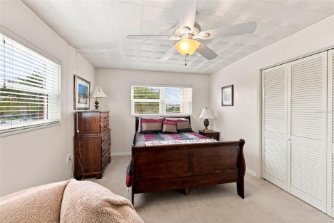 Condo in Saint Petersburg, Florida, 2 bedrooms № 2208002 - photo 26