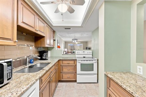 Condo in Saint Petersburg, Florida, 2 bedrooms № 2208002 - photo 12