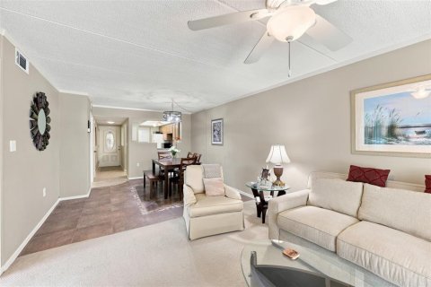Condo in Saint Petersburg, Florida, 2 bedrooms № 2208002 - photo 8