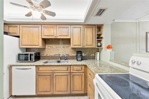 Condo in Saint Petersburg, Florida, 2 bedrooms № 2208002 - photo 11