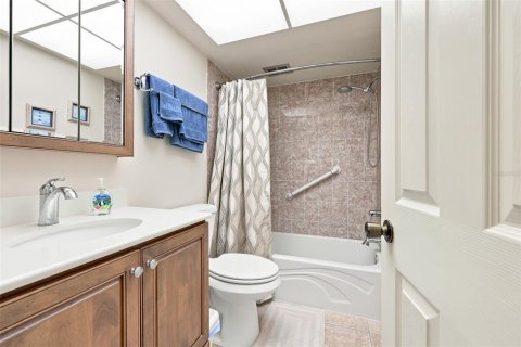 Condo in Saint Petersburg, Florida, 2 bedrooms № 2208002 - photo 27