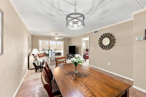 Condo in Saint Petersburg, Florida, 2 bedrooms № 2208002 - photo 14