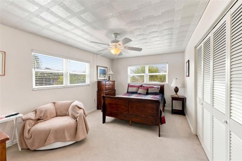 Condo in Saint Petersburg, Florida, 2 bedrooms № 2208002 - photo 25