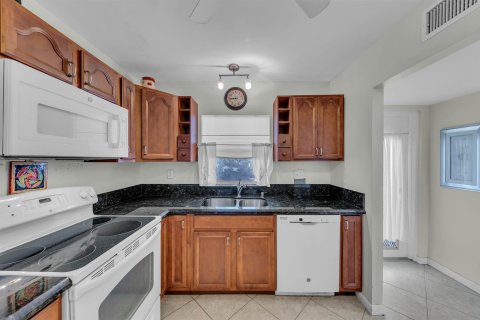Купить кондоминиум в Санрайз, Флорида 4 комнаты, 69.68м2, № 2146351 - фото 30