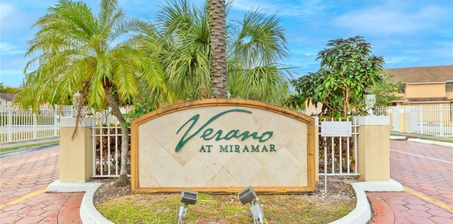 Кондоминиум с 2 спальнями в Мирамар, Флорида № 1957862