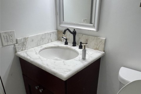 Condo in Hialeah, Florida, 2 bedrooms  № 1962726 - photo 7