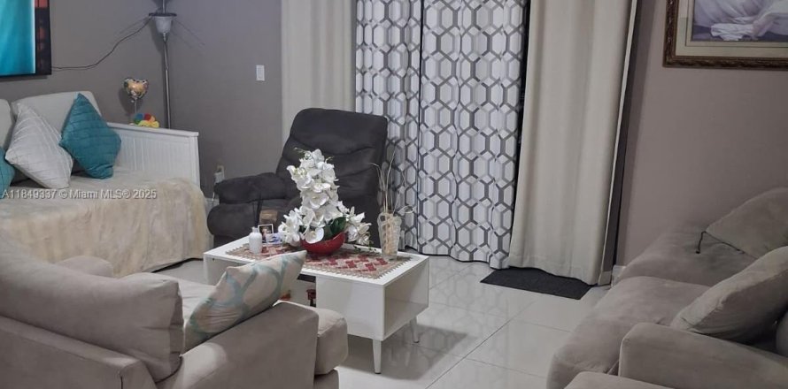 Condo in Hialeah, Florida, 2 bedrooms  № 1962726