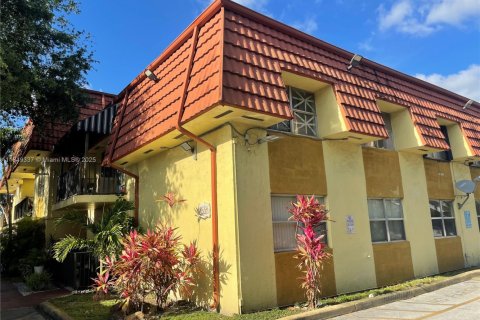 Condo in Hialeah, Florida, 2 bedrooms  № 1962726 - photo 10