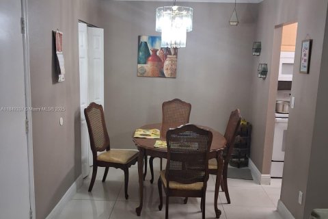 Condo in Hialeah, Florida, 2 bedrooms  № 1962726 - photo 2