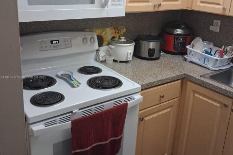 Condo in Hialeah, Florida, 2 bedrooms  № 1962726 - photo 3